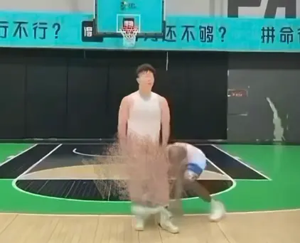 全网热播《牛教练的裤子》完整版免费看-黑哥不讲武德偷袭扯裤牛教练暴怒狂追-《牛教练的裤子》高清无广告在线播放-爆笑名场面一网打尽