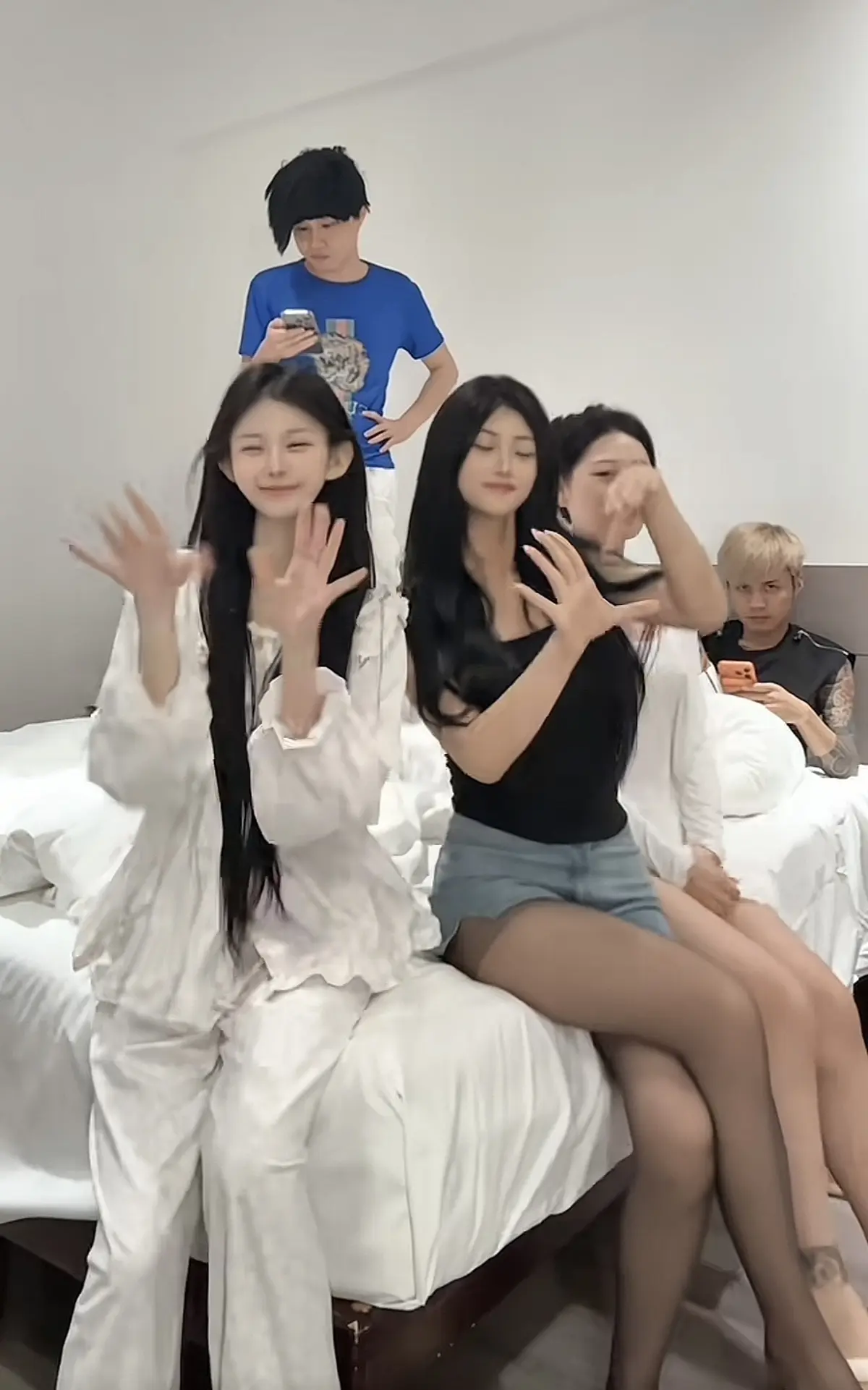 《小诗颖小女王陈美娇》3v1一挑三全集无删减-曹大帅花臂纹身五排混战名场面-《小诗颖》HD高清完整版免费在线观看